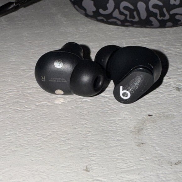 Beats by Dr. Dre Studio Buds - Black With Leopard Silicone Case EUC - Picture 7 of 13